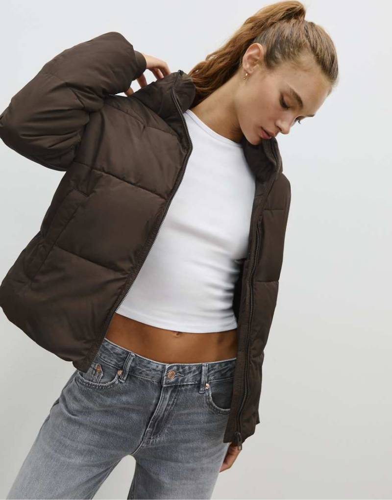 Stradivarius - Basic-Pufferjacke in Braun mit Kapuze-Brown von Stradivarius