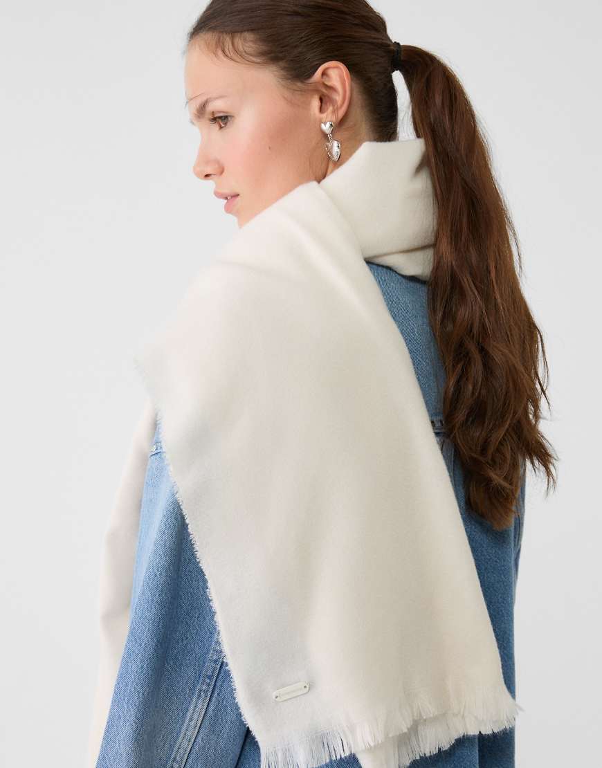 Stradivarius - Basic-Schal in Ecru-Weiß von Stradivarius