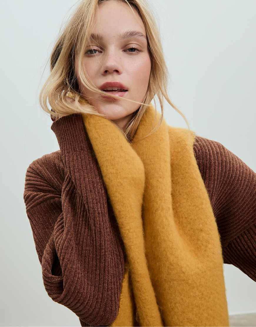 Stradivarius - Basic-Schal in Goldgelb von Stradivarius