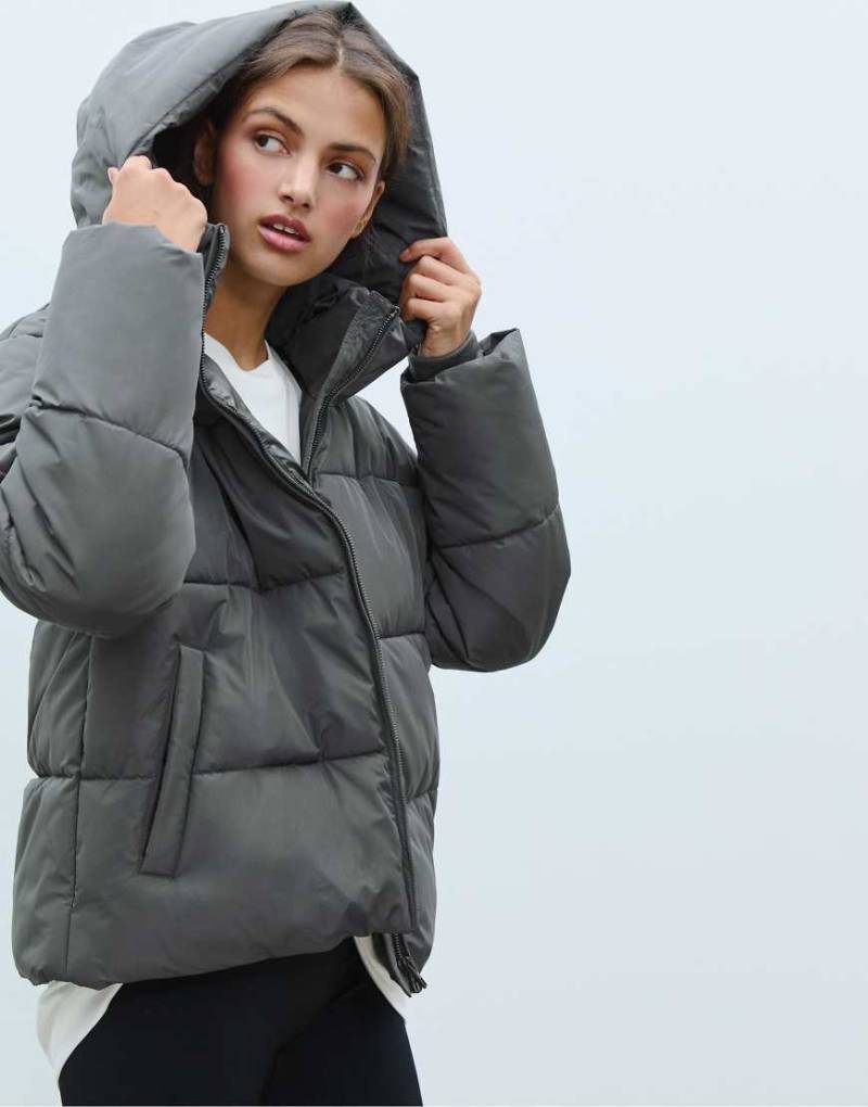Stradivarius - Basic-Steppjacke in Dunkelgrau mit Kapuze von Stradivarius