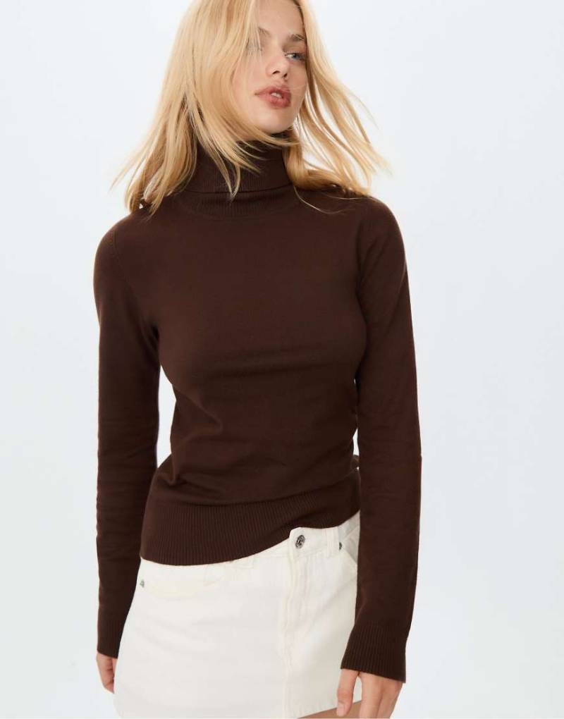 Stradivarius - Basic-Strickpullover in Braun mit Rollkragen Stradivarius - Basic-Strickpullover in Braun mit Rollkragen von Stradivarius