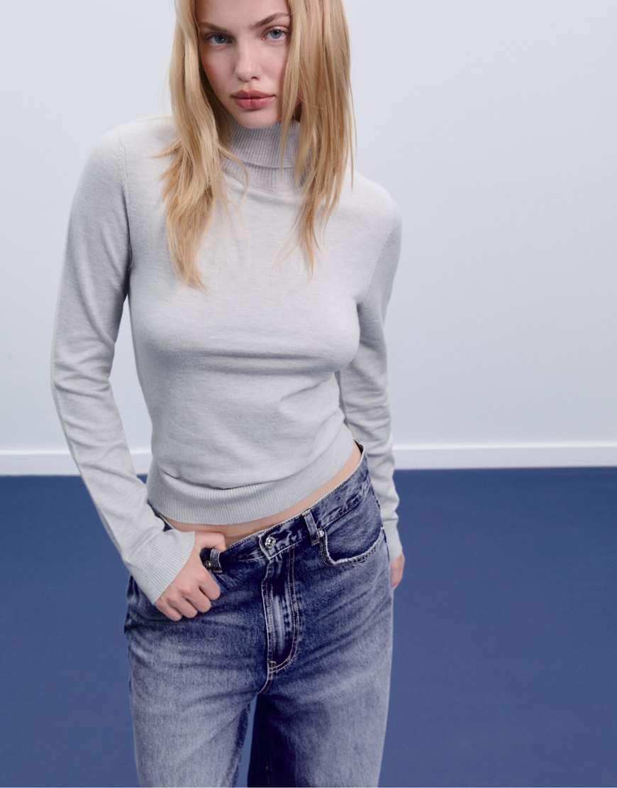 Stradivarius - Basic-Strickpullover in meliertem Grau mit Rollkragen von Stradivarius
