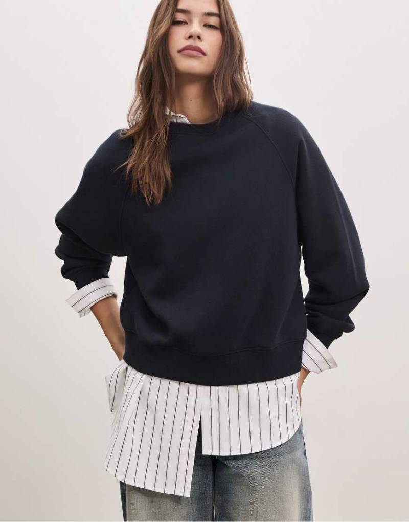 Stradivarius - Basic-Sweatshirt in Dunkelblau-Marineblau von Stradivarius