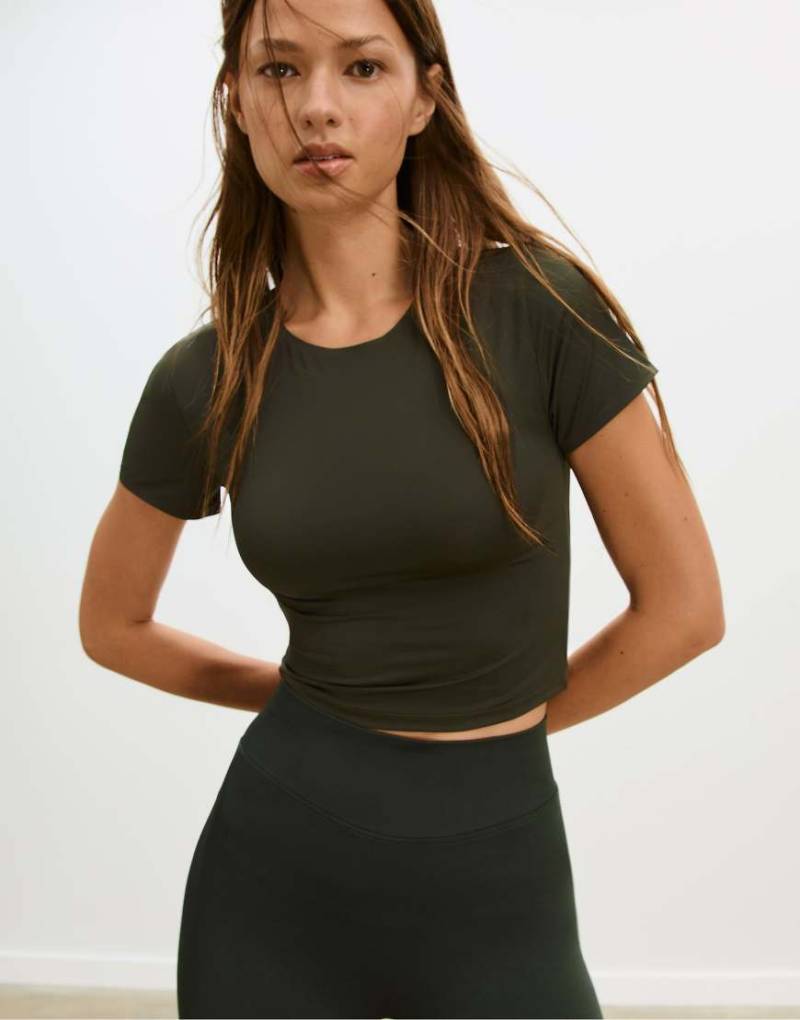 Stradivarius - Basic - T-Shirt aus Polyamid in Grün Stradivarius - Basic - T-Shirt aus Polyamid in Grün von Stradivarius