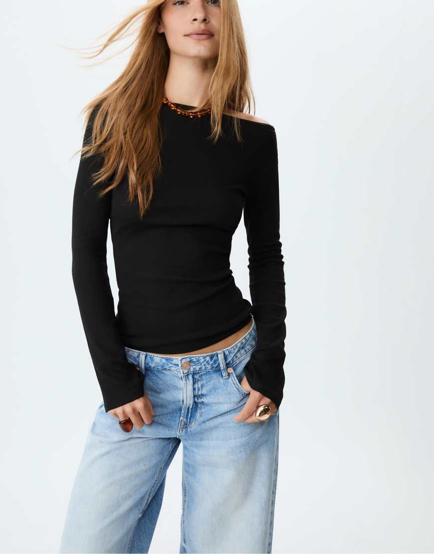 Stradivarius - Basic - T-Shirt aus Polyamid in Schwarz mit Trompetenärmeln von Stradivarius