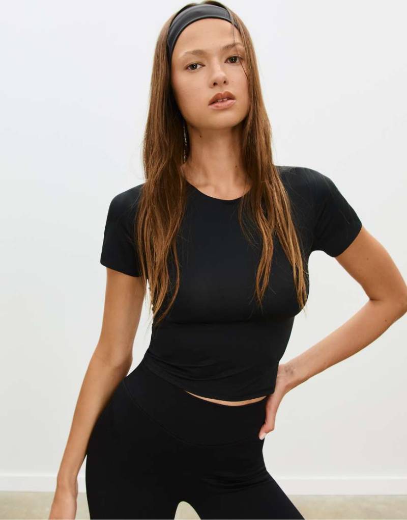 Stradivarius - Basic - T-Shirt aus Polyamid in Schwarz Stradivarius - Basic - T-Shirt aus Polyamid in Schwarz von Stradivarius