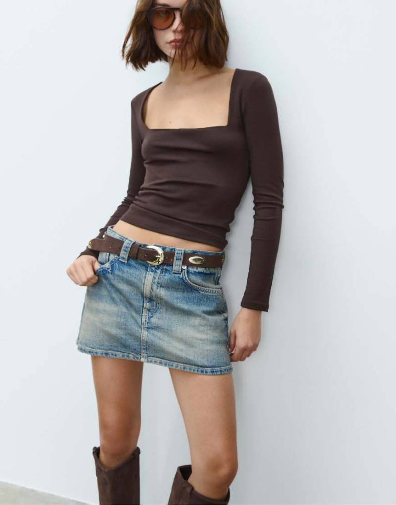 Stradivarius - Basic-T-Shirt in Braun mit eckigem Ausschnitt-Brown von Stradivarius