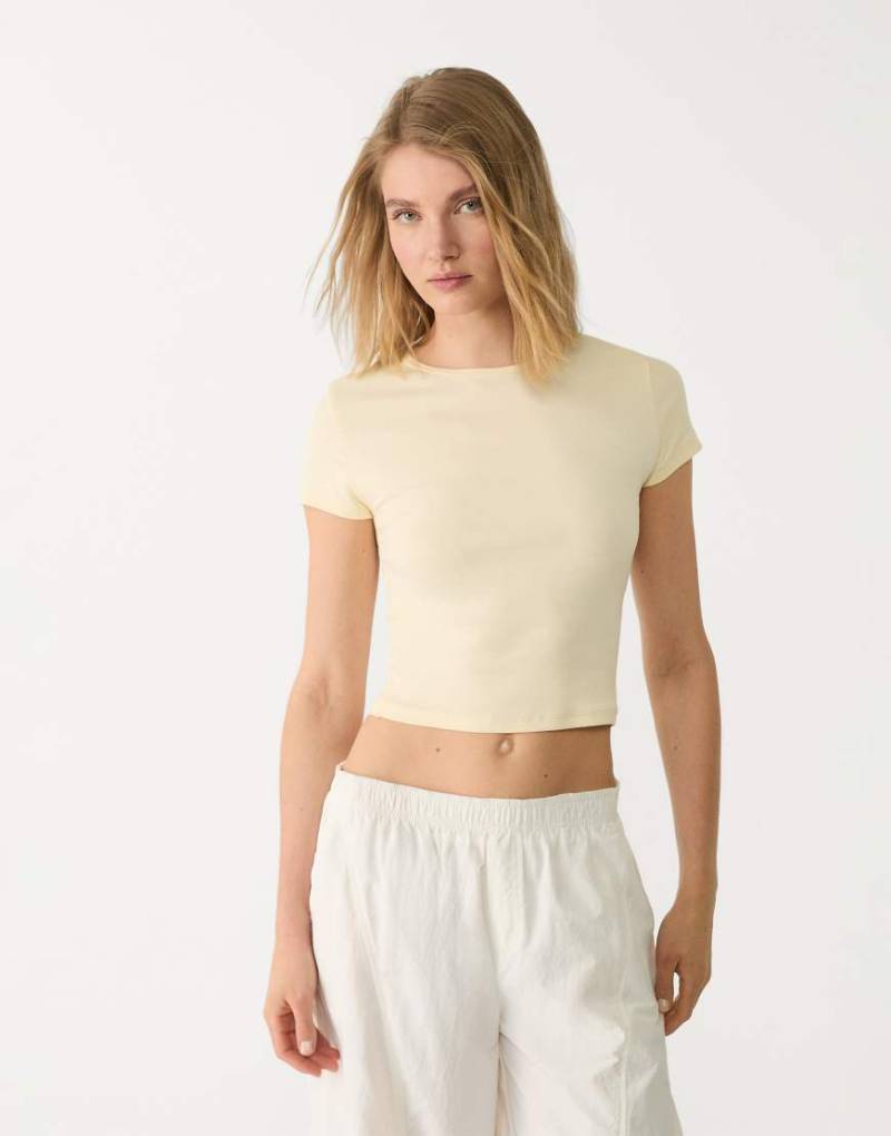 Stradivarius - Basic-T-Shirt in Gelb gestreift mit schmaler Passform von Stradivarius