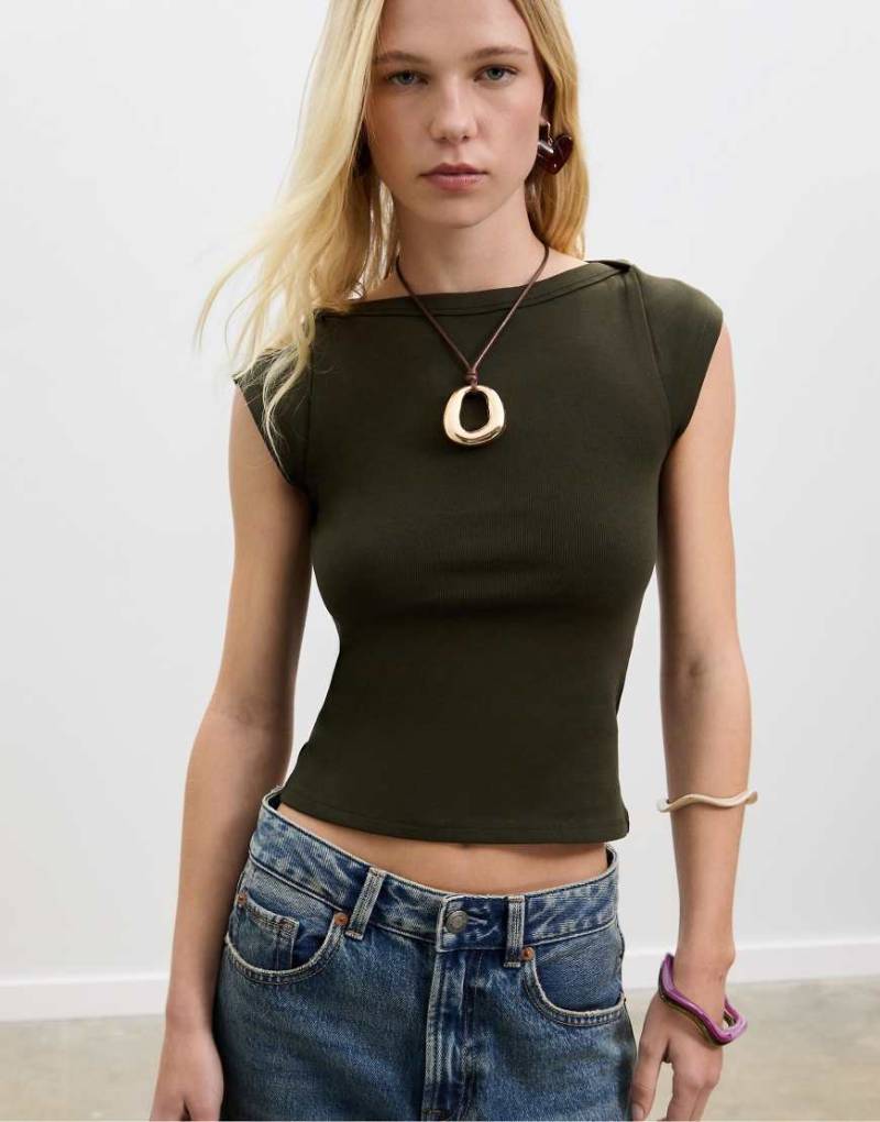 Stradivarius - Basic-T-Shirt in Grün mit U-Boot-Kragen von Stradivarius