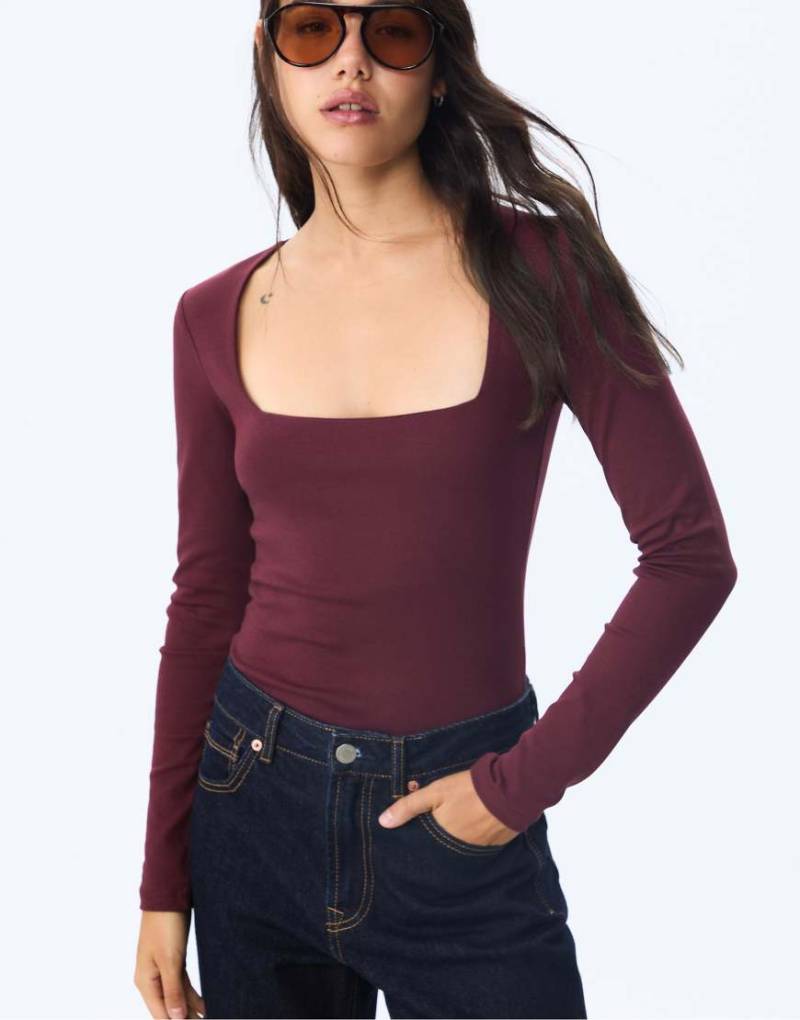Stradivarius - Basic-T-Shirt in Lila mit eckigem Ausschnitt von Stradivarius