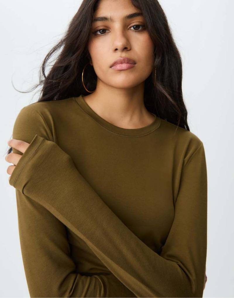 Stradivarius - Basic-T-Shirt in Olivgrün mit Rundhalsausschnitt von Stradivarius