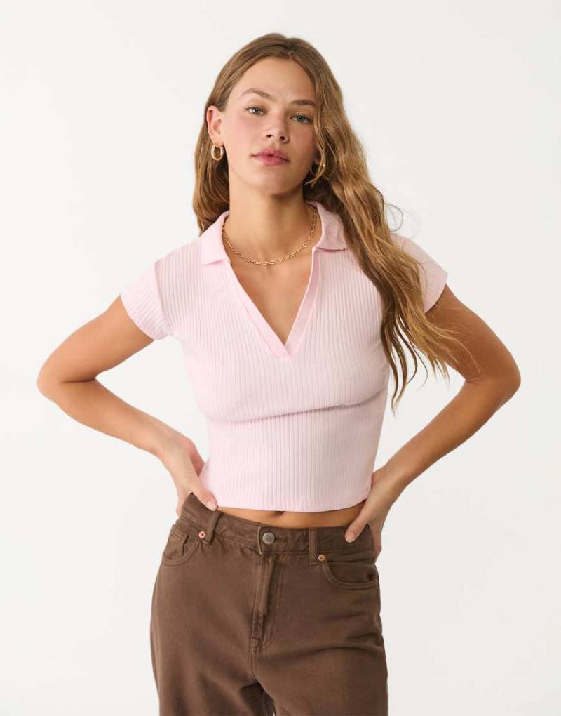 Stradivarius - T-Shirt in Rosa mit Polokragen von Stradivarius