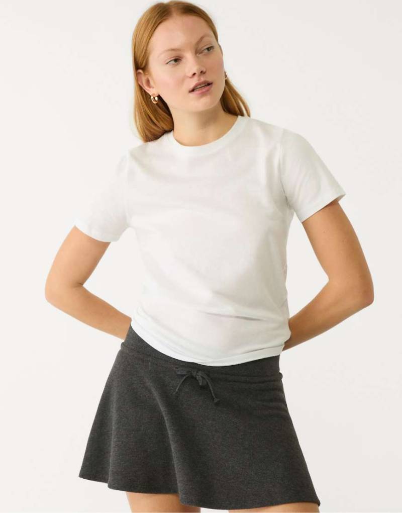 Stradivarius - Basic-T-Shirt in Weiß mit regulärer Passform und Rundhalsausschnitt von Stradivarius