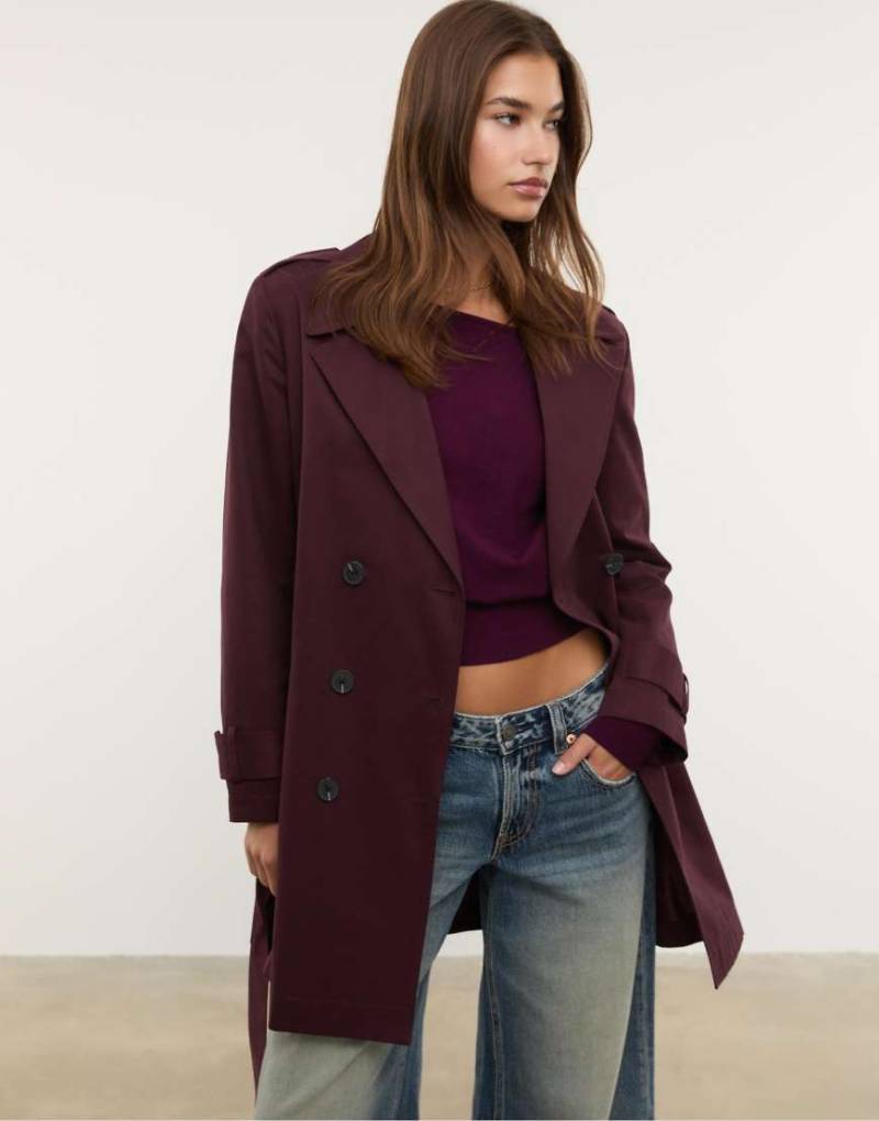 Stradivarius - Basic-Trenchcoat in Burgunderrot mit Bindegürtel und regulärer Passform von Stradivarius