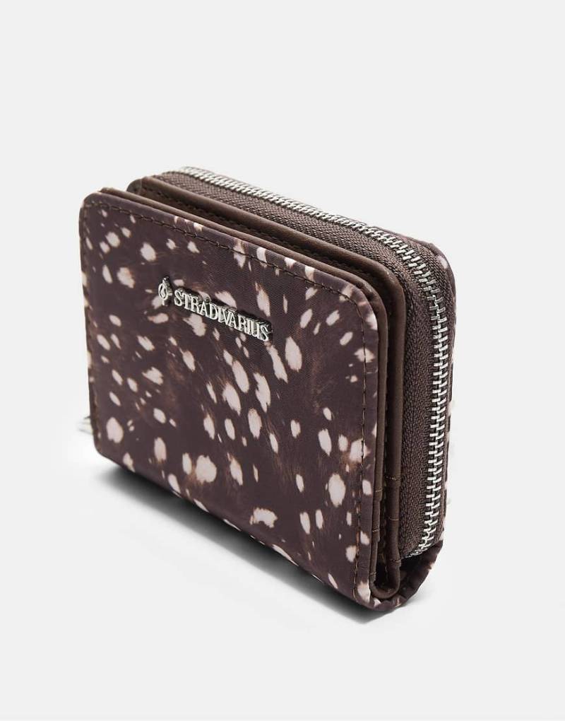 Stradivarius - Bedruckte Geldbörse mit Reißverschluss in Braun-Brown von Stradivarius