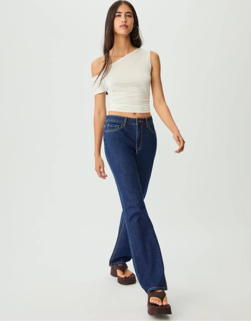 Stradivarius - Bequeme Jeans in blauer Rinse-Waschung mit hohem Bund und geradem Schnitt von Stradivarius