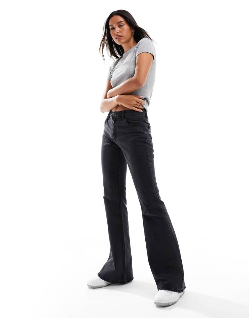 Stradivarius - Bequeme Schlagjeans in Dunkelgrau von Stradivarius