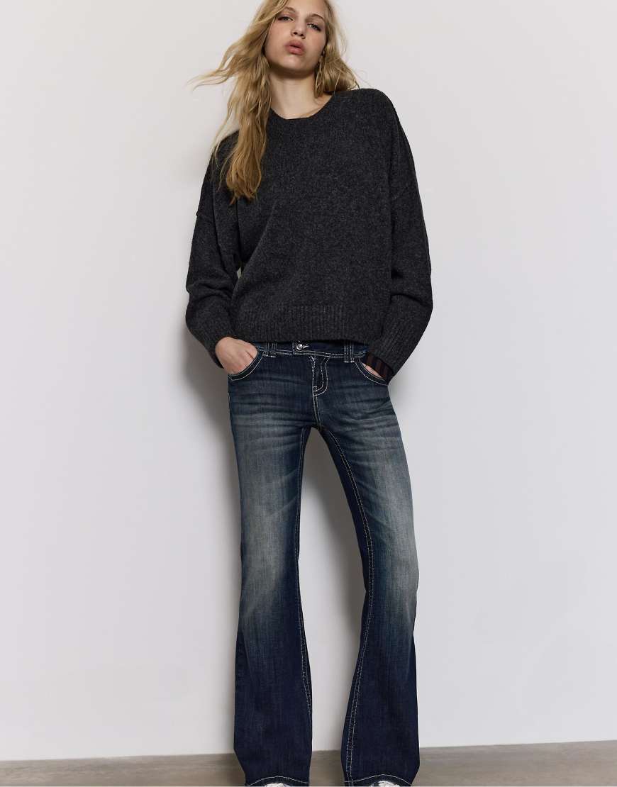 Stradivarius - Bestickte Schlagjeans in hellem Mittelblau mit Taschen von Stradivarius