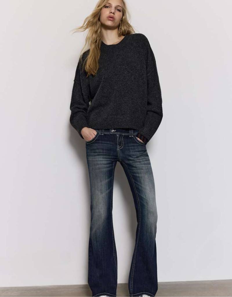 Stradivarius - Bestickte Schlagjeans in hellem Mittelblau mit Taschen von Stradivarius