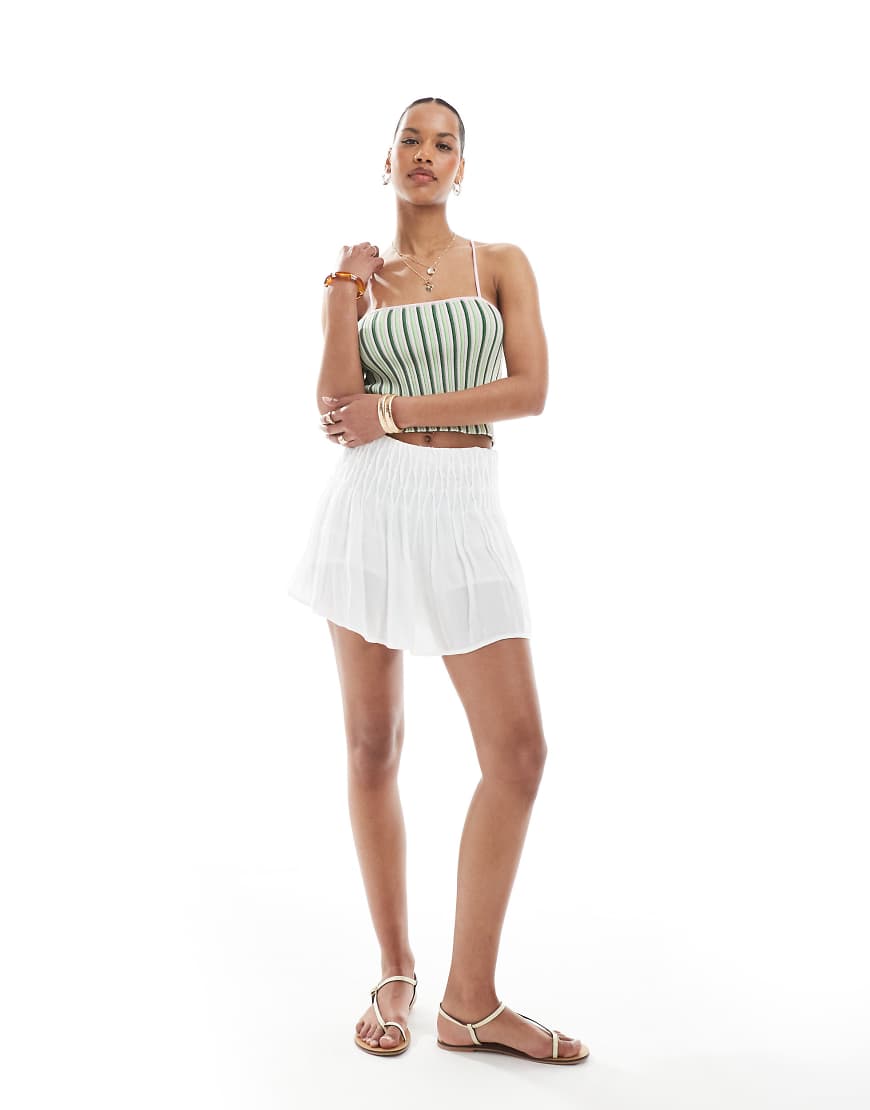 Stradivarius - Bestickter Minirock in Weiß von Stradivarius