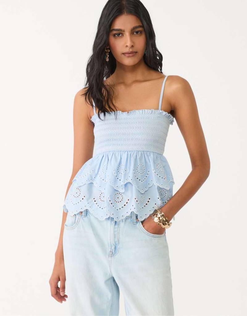 Stradivarius - Besticktes Oberteil in Himmelblau mit Rüschen von Stradivarius