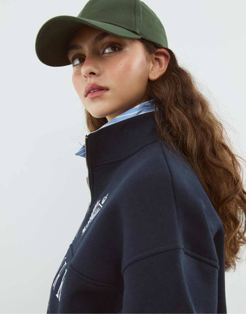 Stradivarius - Besticktes Sweatshirt in Marineblau mit Reißverschluss von Stradivarius