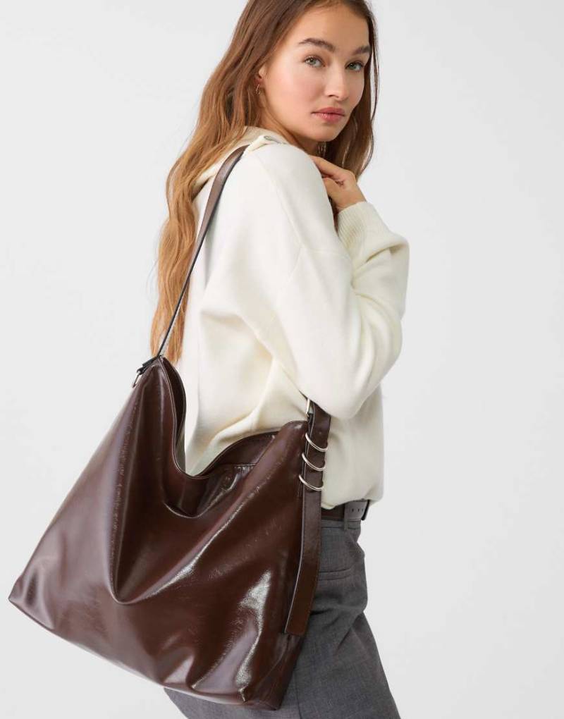 Stradivarius - Beuteltasche aus Kunstleder in Braun von Stradivarius