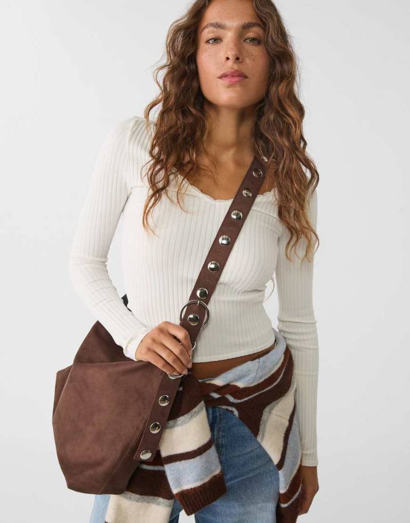 Stradivarius - Beuteltasche aus Wildlederimitat in Braun mit Tragegurt von Stradivarius