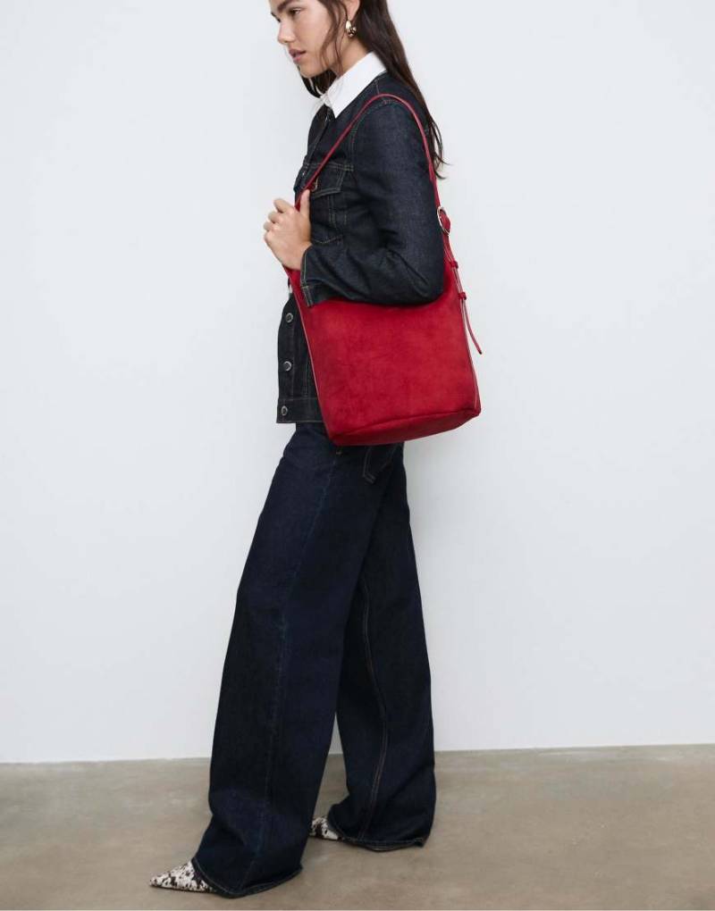 Stradivarius - Beuteltasche aus Wildlederimitat in Rot mit Riemendetail von Stradivarius