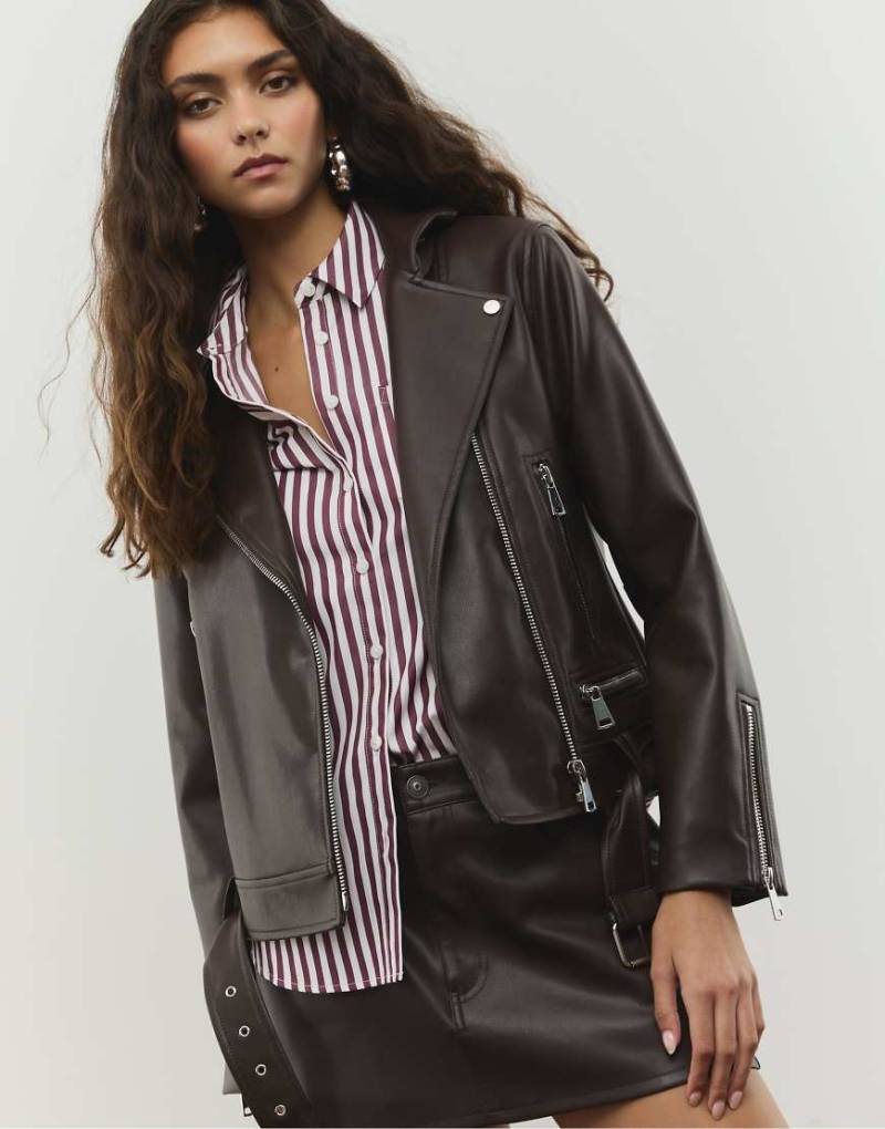 Stradivarius - Bikerjacke aus Kunstleder in Braun-Brown von Stradivarius