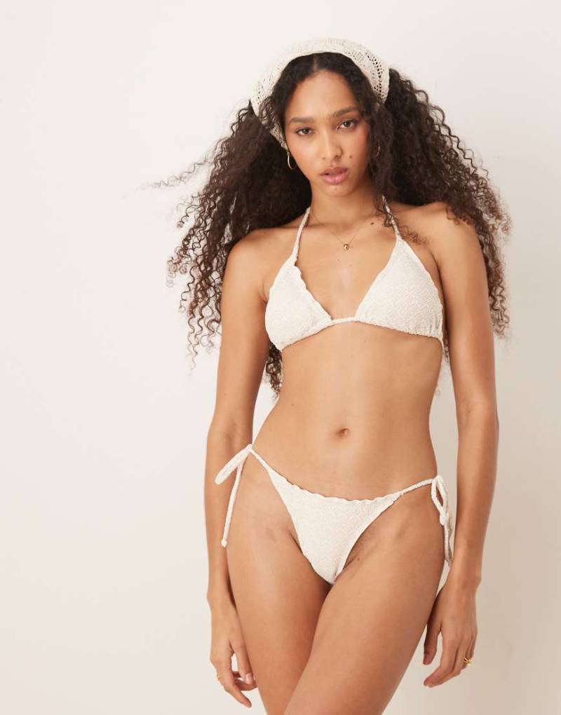 Stradivarius - Bikinioberteil mit Häkel-Design in Weiß von Stradivarius