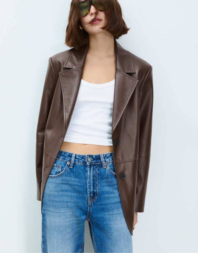 Stradivarius - Blazer aus Kunstleder in Braun von Stradivarius