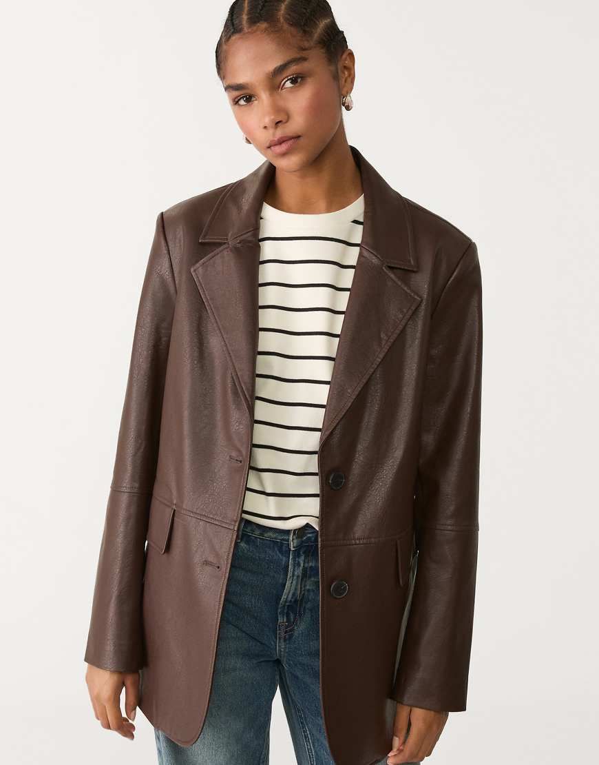 Stradivarius - Blazer aus Kunstleder in Braun Stradivarius - Blazer aus Kunstleder in Braun von Stradivarius