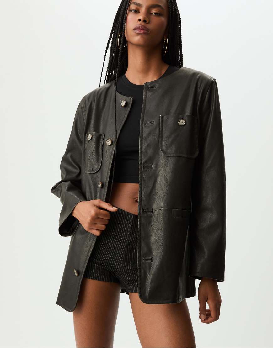 Stradivarius - Blazer aus Kunstleder in Schwarz mit Knöpfen Stradivarius - Blazer aus Kunstleder in Schwarz mit Knöpfen von Stradivarius