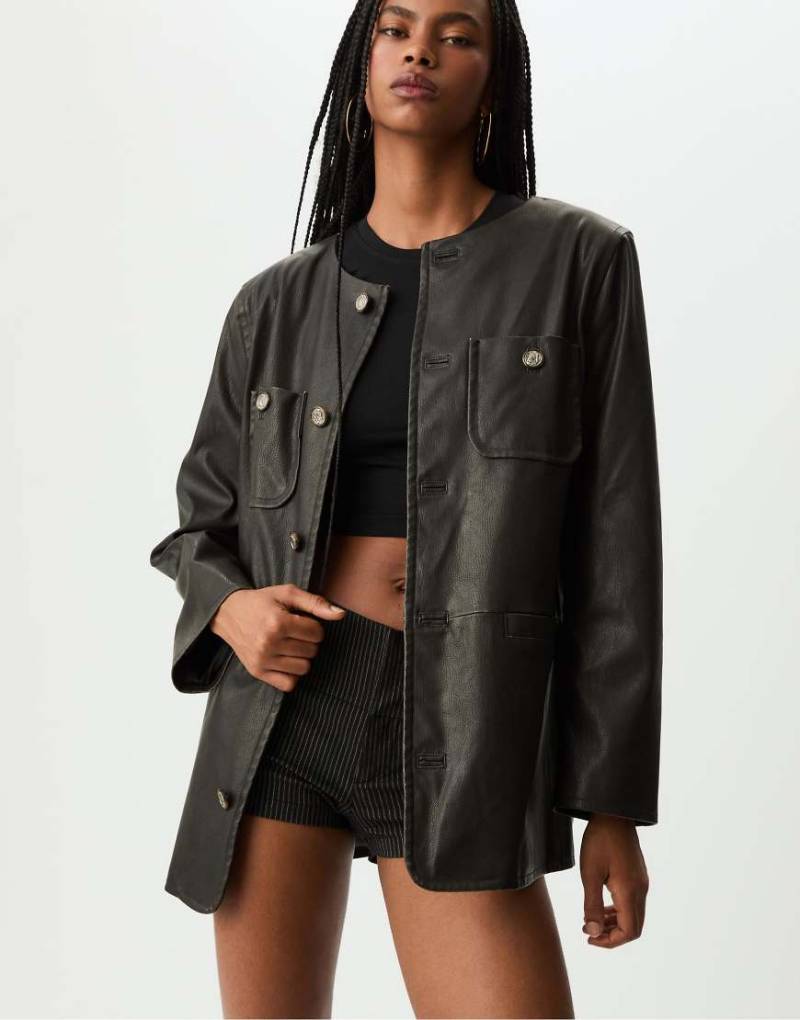 Stradivarius - Blazer aus Kunstleder in Schwarz mit Knöpfen von Stradivarius