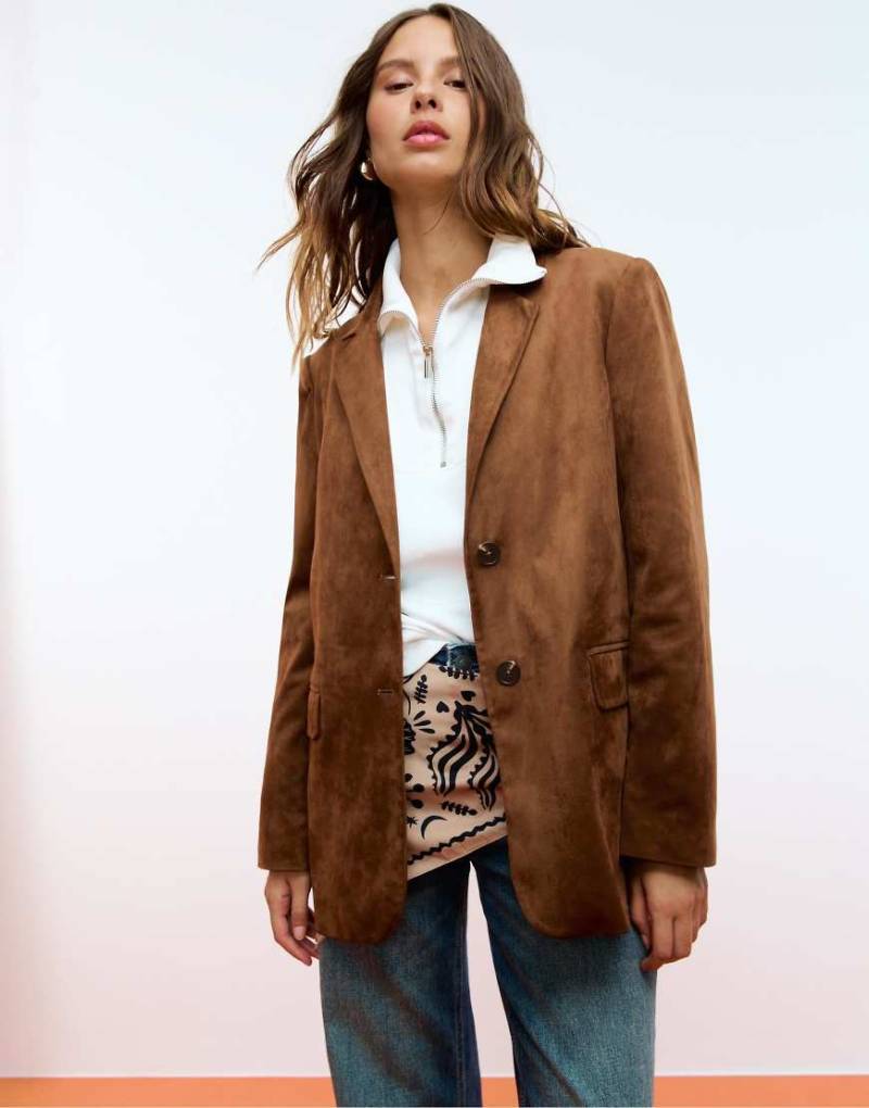 Stradivarius - Blazer aus Wildlederimitat in Braun mit regulärer Passform-Brown von Stradivarius