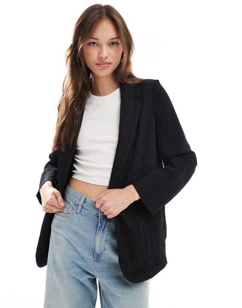 Stradivarius - Blazer in Schwarz mit Knitteroptik von Stradivarius