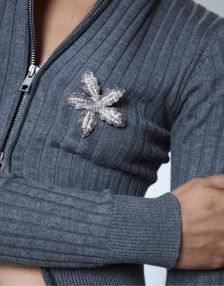 Stradivarius - Blumenbrosche in Grau mit Strassbesatz von Stradivarius