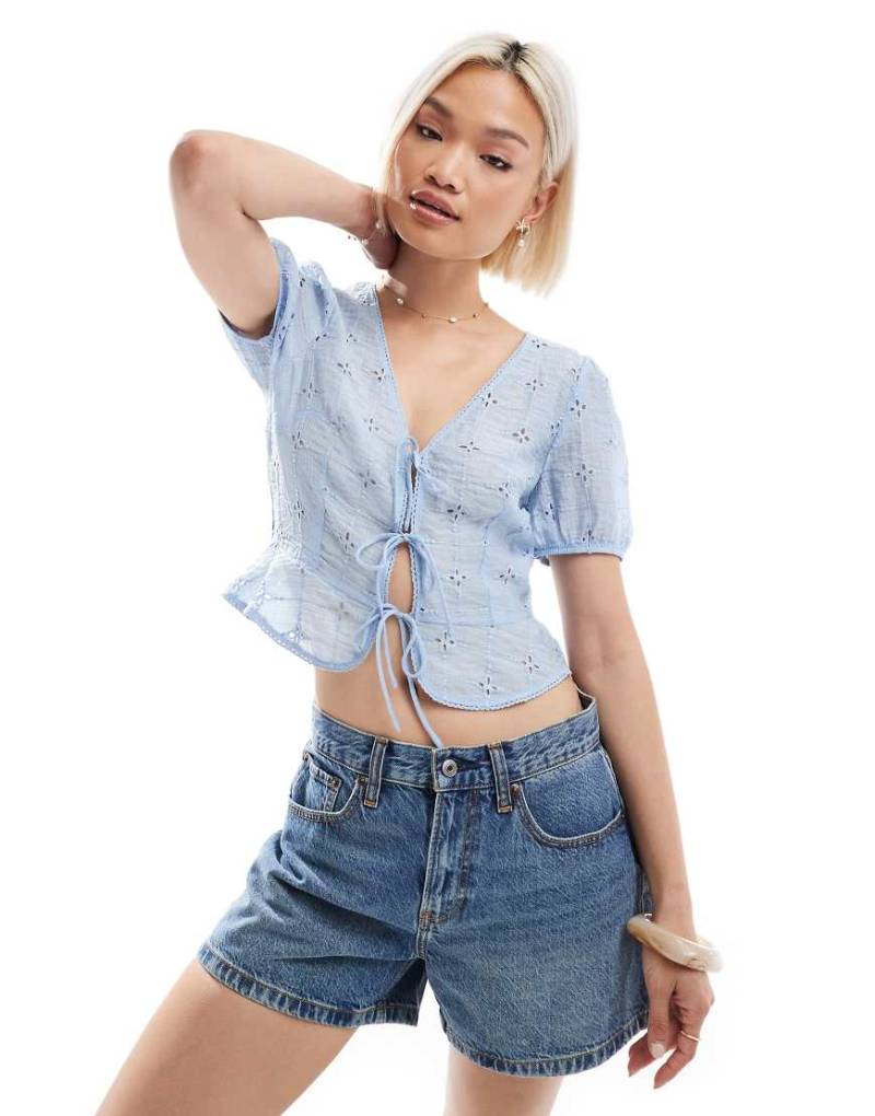 Stradivarius - Bluse in Hellblau mit kurzem Schnitt, geschnürter Vorderseite und Puffärmeln von Stradivarius