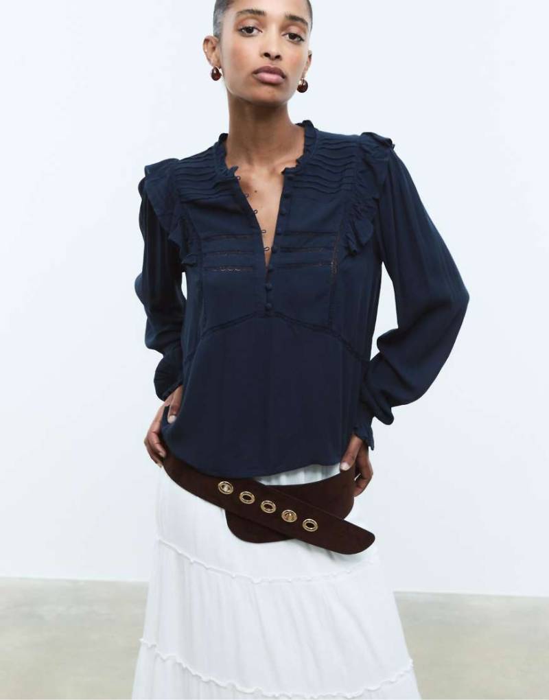 Stradivarius - Bluse in Marineblau mit Rüschen und Knöpfen von Stradivarius