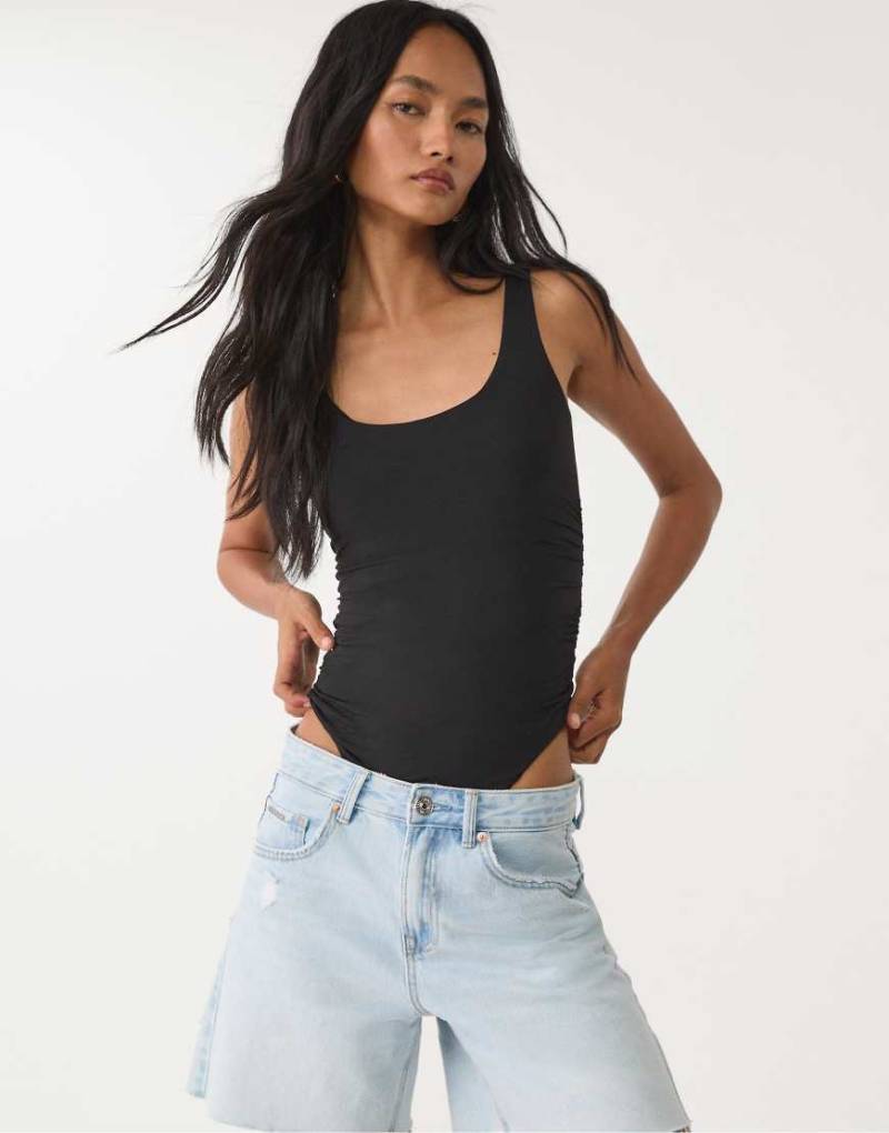 Stradivarius - Body aus Polyamid in Schwarz mit Raffung von Stradivarius