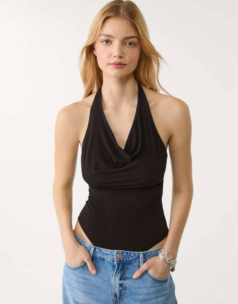Stradivarius - Body in Schwarz mit Wasserfallausschnitt von Stradivarius