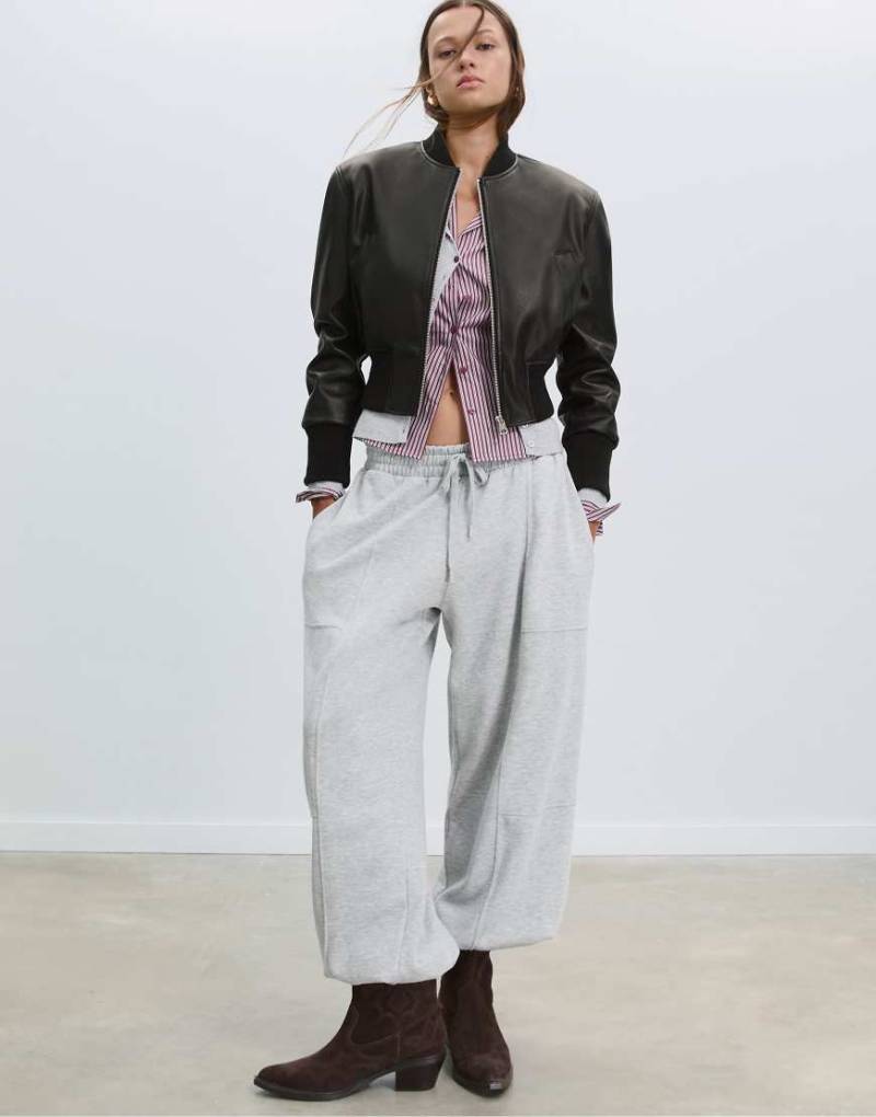 Stradivarius - Bomberjacke in schwarzer Lederoptik mit Schulterpolstern von Stradivarius