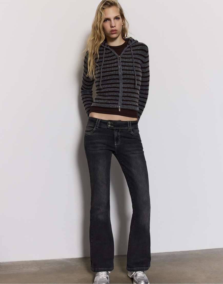 Stradivarius - Bootcut-Jeans aus Denim in verwaschenem Schwarz mit niedrigem Bund und Nietenverzierung-Grau von Stradivarius