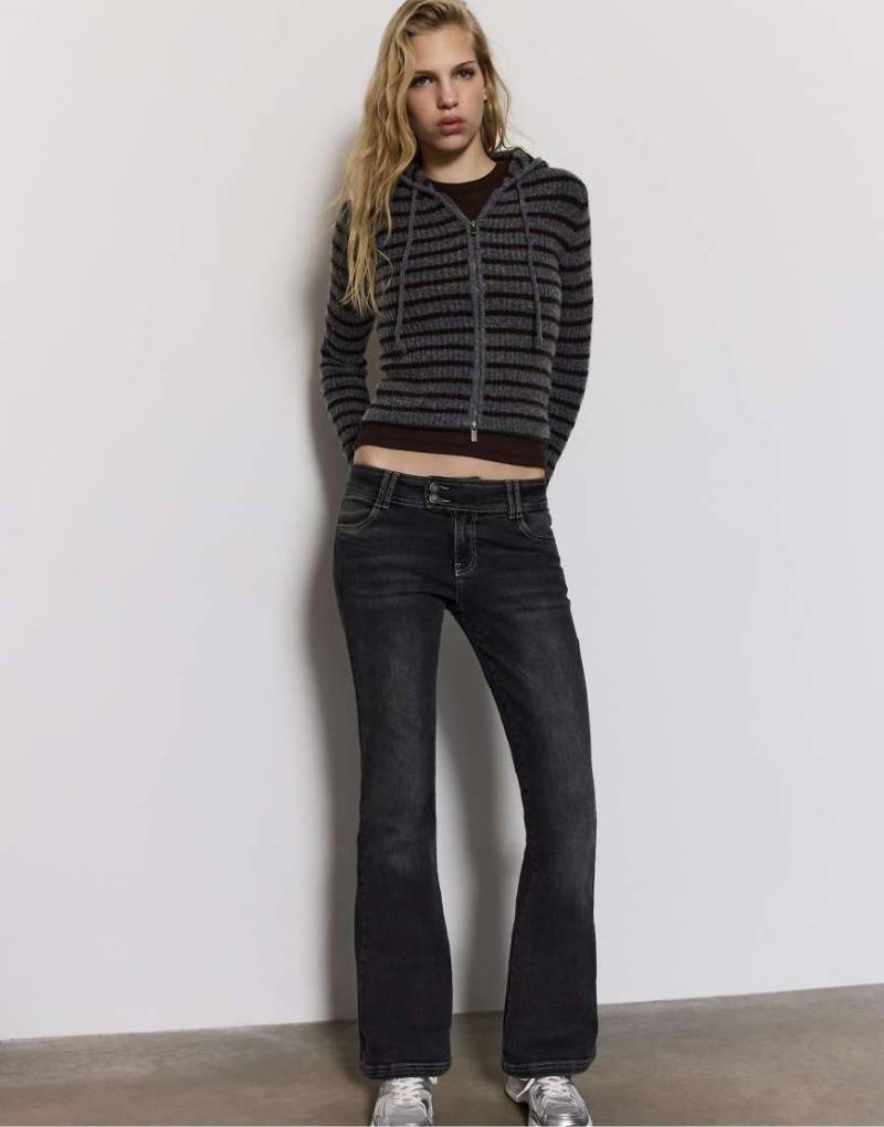Stradivarius - Bootcut-Jeans aus Denim in verwaschenem Schwarz mit niedrigem Bund und Nietenverzierung-Grau von Stradivarius