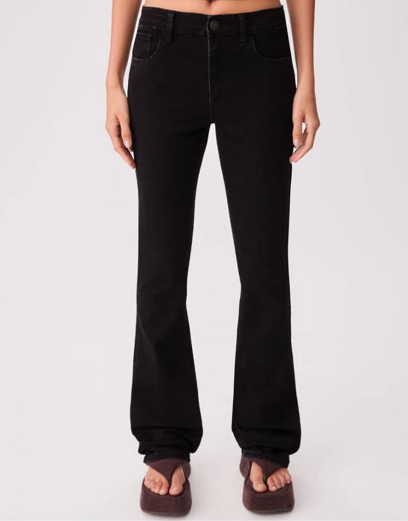 Stradivarius - Bootcut-Jeans in verwaschenem Schwarz-Grau von Stradivarius