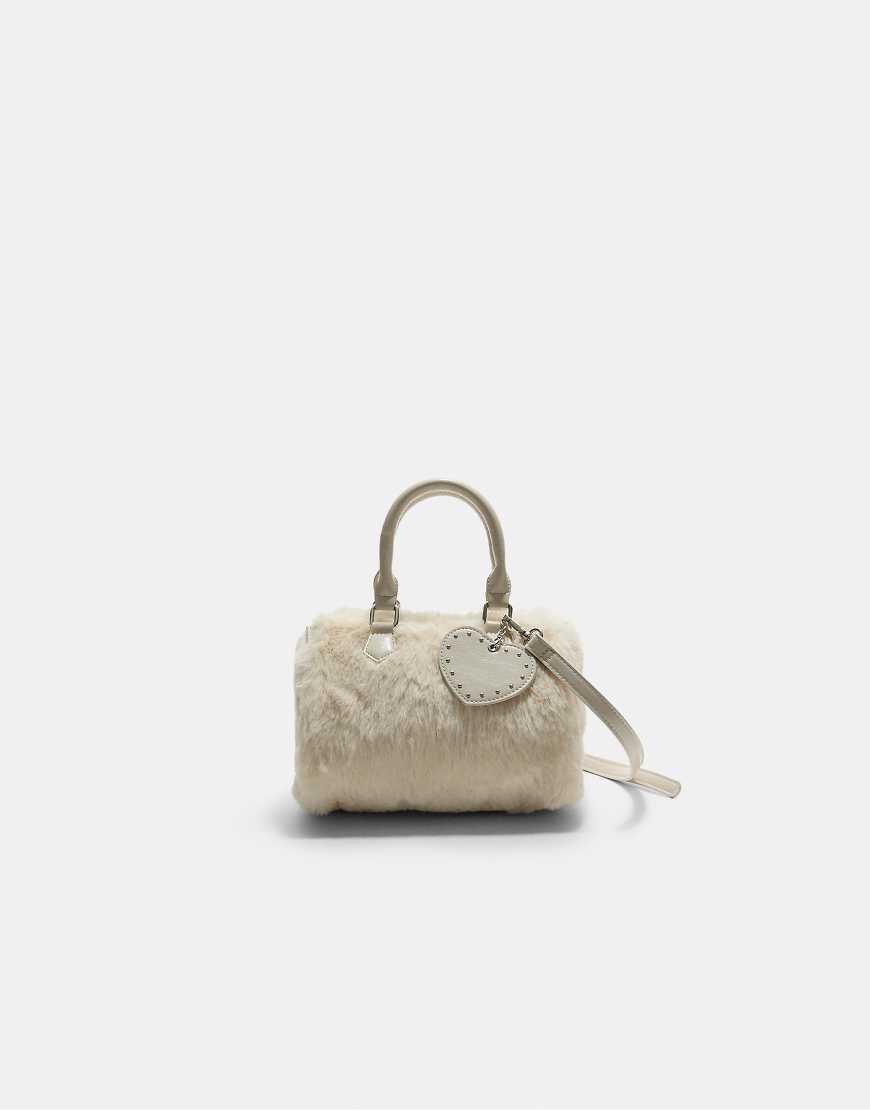 Stradivarius - Bowling-Tasche aus Kunstpelz in Ecru mit Herzdetail-Weiß von Stradivarius