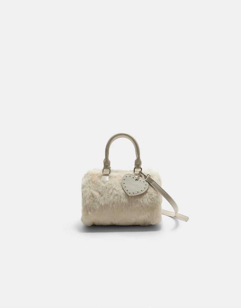 Stradivarius - Bowling-Tasche aus Kunstpelz in Ecru mit Herzdetail-Weiß von Stradivarius