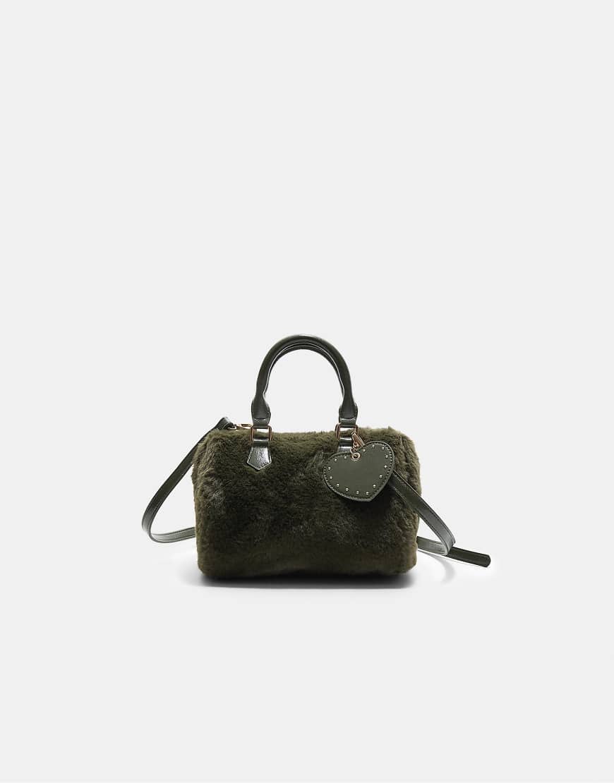 Stradivarius - Bowling-Tasche aus Kunstpelz in Khaki mit Herzdetail-Grün von Stradivarius