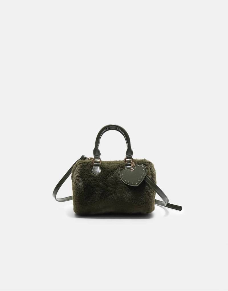 Stradivarius - Bowling-Tasche aus Kunstpelz in Khaki mit Herzdetail-Grün von Stradivarius